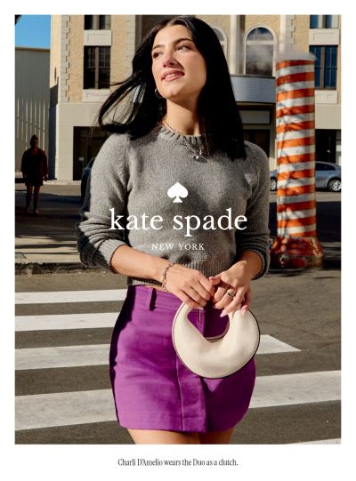 KATE SPADE NEW YORK 最新廣告活動「SPARK SOMETHING BEAUTIFUL」,除了經典 Z 世代「DUO」手袋、ICE SPICE 和 CHARLI D’AMELIO 回歸,也邀請 LAUFEY 出席